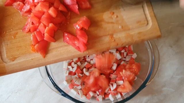 Ай, как просто и вкусно! Обалденный салат с крабовыми палочками и помидорами ! смотреть онлайн