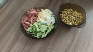 Салат с копченой колбасой и свежим огурцом