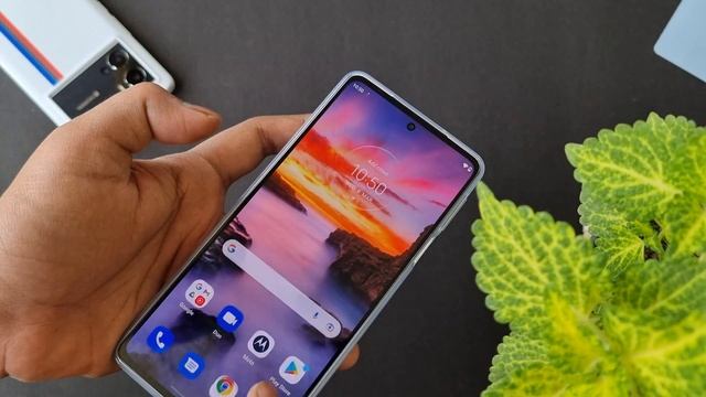 Motorola Edge 30 Pro Unboxing & First Impressions (Stardust White)