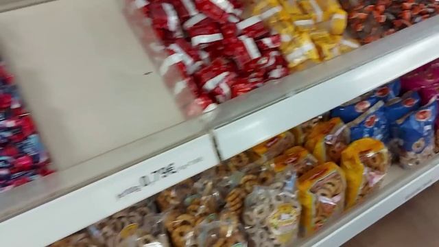 ГЕРМАНИЯ??.УКРАИНСКИЕ??БЕЖЕНЦЫ.В РУССКОМ МАГАЗИНЕ АССОРТИМЕНТ ОЧЕНЬ СКУДНЫЙ.ДА И ЦЕНЫ