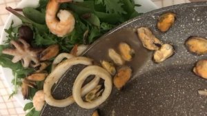 САЛАТ ИЗ МОРЕПРОДУКТОВ? ?  ? за 5 минут. Салат из морского коктейля, рукколы, авокадо и черри РЕЦЕП