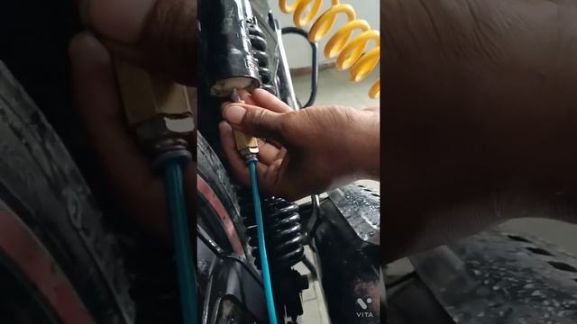 how to refill rear schock absorber nitrox gas filling in rear shocker smooth riding without backpai смотреть онлайн