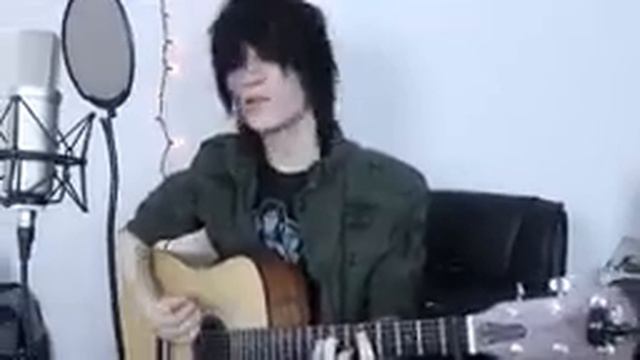 Johnnie Guilbert Поёт и играет на гитаре смотреть онлайн