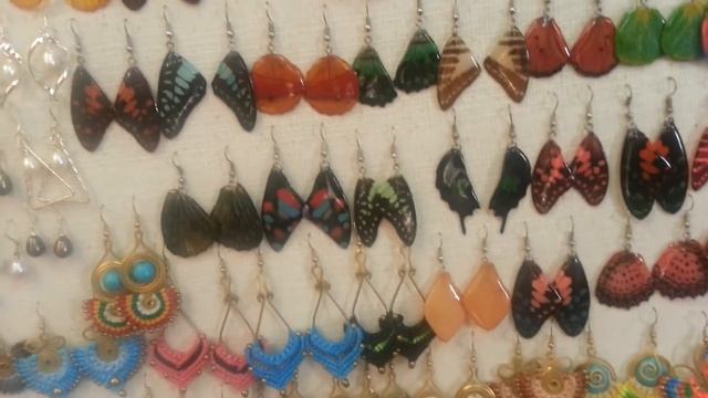 Какие украшения для девушек привезти из Тайланда? Сумасшедший ассортимент сережек! Крупным планом. смотреть онлайн