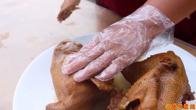 【陕北霞姐】欣然想吃鸡肉了，霞姐一次卤两只鸡，秘制做法更过瘾，大人孩子都爱吃！ смотреть онлайн