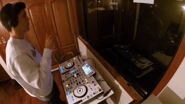 #StayAtHouse Session: Aron Volta, Casey Spillman, Demarzo, Rossi., Tripmastaz, Mihai Popoviciu смотреть онлайн