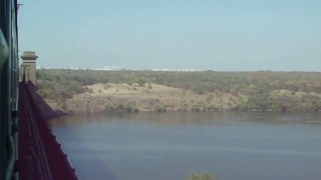 Из окна поезда: мост через Днепр в Запорожье смотреть онлайн