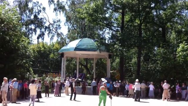 Танцы в парке Сокольниках бабул смотреть онлайн
