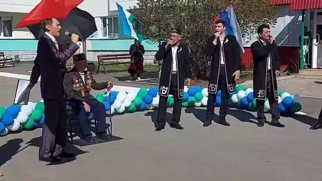 Парад у дома ветерана Великой Отечественной войны.mp4 смотреть онлайн