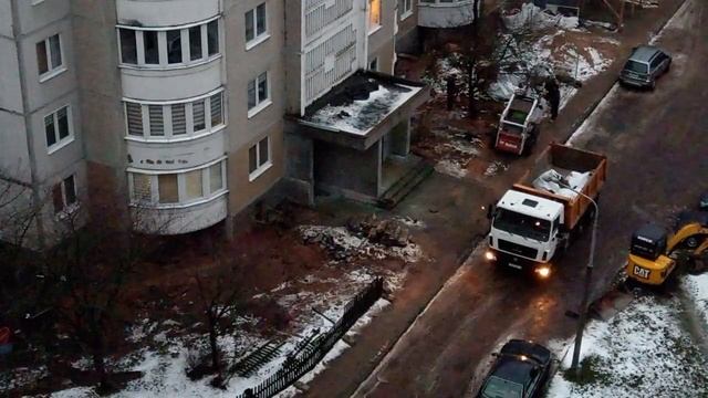 Вечер. Сумерки. Процесс загрузки самосвала МАЗ мешками. Запись с камеры видеонаблюдения. смотреть онлайн