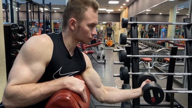 Сгибания 1 ой руки с гантелью сидя в скамье Скотта смотреть онлайн