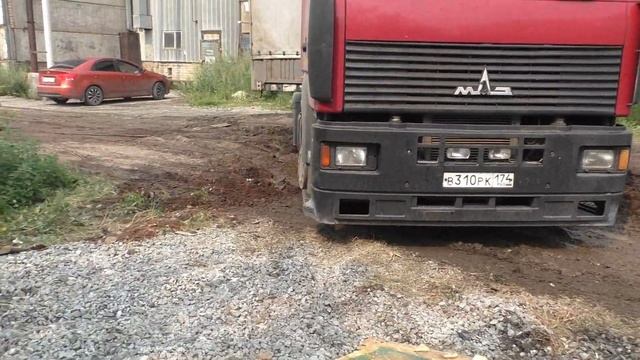 Дальнобой новичка. Застрял на выгрузке. Встряли все. Грязь от груза. смотреть онлайн