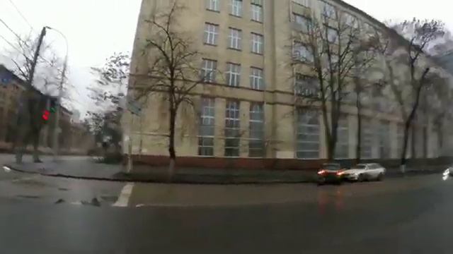 Вот что бывает когда проезжаешь на красный светофор 🚦 смотреть онлайн