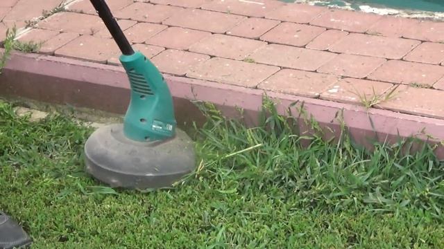 Кошение газонной травы мини триммером Bosch ART 23 SL смотреть онлайн