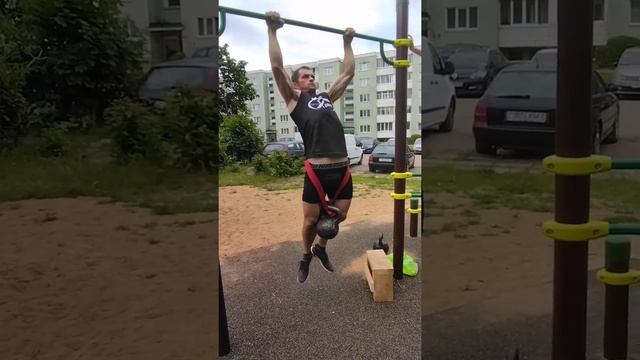 Боже! Зачем он в 43 года убивает суставы весом 40 кг на турнике?! 9 раз смотреть онлайн