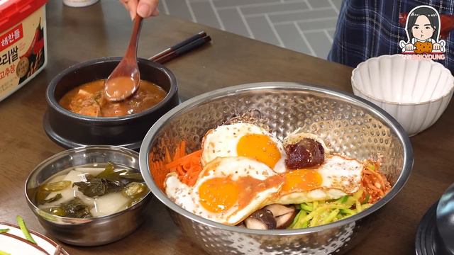 요리 먹방 :) 야채 볶아서 비빔밥 만들었는데 밥이 질게됐어요 ㅠㅠ , 소고기 청국장. Korean Bibimbap смотреть онлайн