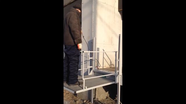 Как пользоваться Вертикальным подъемником для МГН с ограждением, модель ATU-002 смотреть онлайн