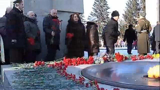 Новосибирцы возложили цветы к Монументу славы в честь 25-летия выводы советских войск из Афганистан смотреть онлайн