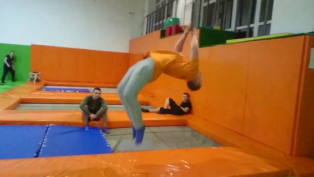 "Первые шаги". Батутный центр Невесомость смотреть онлайн