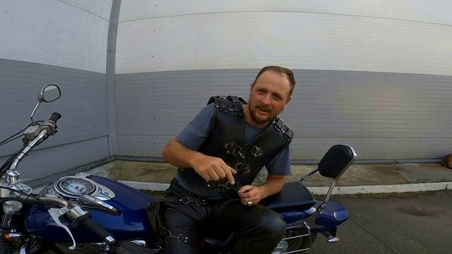 Байкер без ШЛЕМА, Yamaha XVS 1100 Drag Star (V-Star) смотреть онлайн