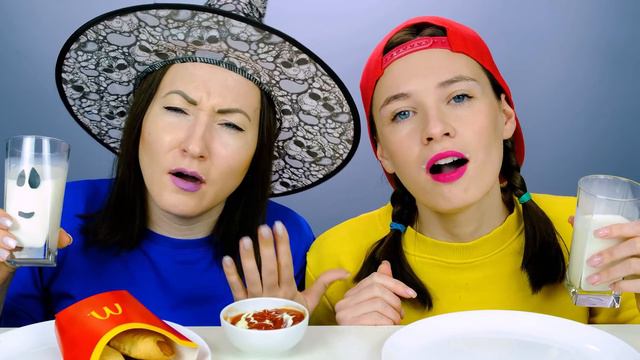 Вкусняшки на Хэллоуин против обычной еды! Челлендж от Пико Поки смотреть онлайн