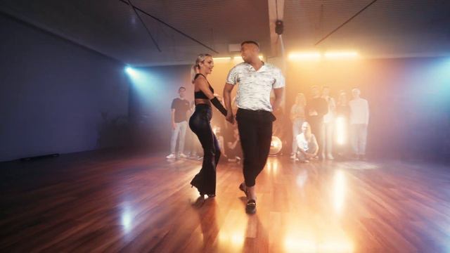 Leo & Estafania 💃BACHATA demo dance🎵 FRIO Jensen FT. Pinto Picasso 📍 Elegancia Golden Nights 2022 смотреть онлайн