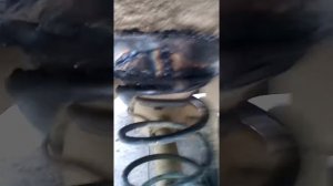 Ремонт автомобиля Газ24—02.установка задних пружин.