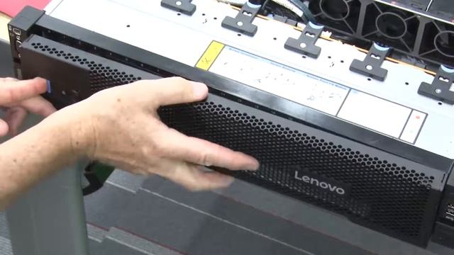 Lenovo ThinkSystem SR665 Installing a security bezel смотреть онлайн