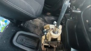 Fiat doblo 1.3d 2007г, обломалась кулиса. (Демонтаж ручки КПП)