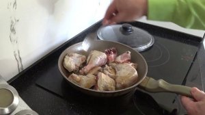 Тушеная курица с луком на сковороде - рецепт быстрой закуски