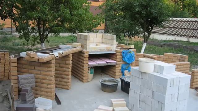 Семейный огонь.Поэтапное строительство барбекю.wmv смотреть онлайн