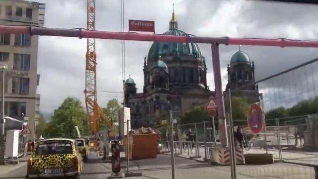 Trabant drive on tour in Berline ベルリンでのトラバント運転ツアー смотреть онлайн