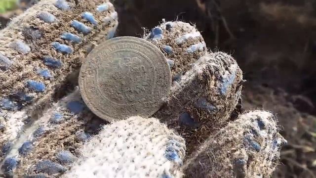 Видео №13 (шурф старого фундамента 37 монет) смотреть онлайн