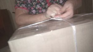 Делаем ручки из веревки для переноски тяжёлой коробки.