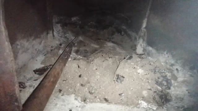 Выгребаю золу из печки в бане смотреть онлайн