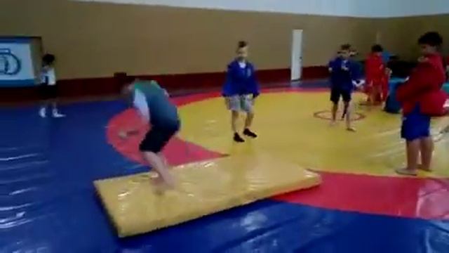 Кувырок с прогиба