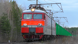ВЛ11-337 с новыми полувагонами и приветливой бригадой
