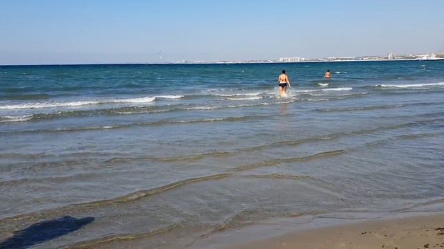 #АНАПА. ПОГОДА 28.09.2019. ПЛЯЖНЫЙ ДЕНЬ! ЦЕНТРАЛЬНЫЙ ПЛЯЖ. Чистое обмелевшее море. Центральный парк смотреть онлайн