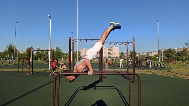 Комбинация на брусьях. Уличная атлетика