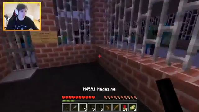 Как выжить в городе ЗОМБИ??? Майнкрафт. Minecraft. Спайк. смотреть онлайн