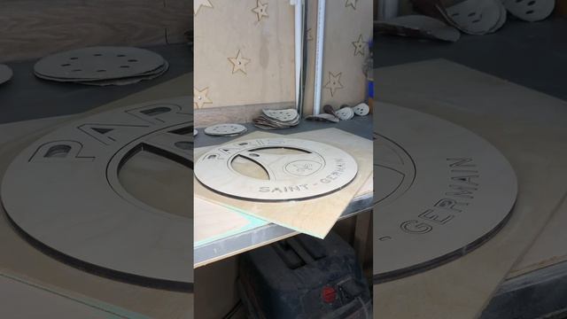 Логотип фк ПСЖ из дерева