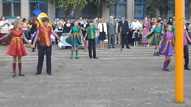Танец "Новенькая девочка". 1 сентября. 5 Школа. Волгоград, г. Камышин. Автор песни: Степан Булдаков смотреть онлайн
