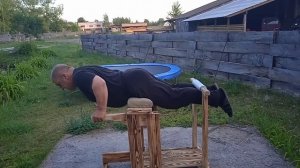 самодельный тренажёр из дерева для спины.