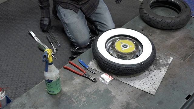Install Whitewall Tires on a Buddy Scooter with Hand Tools смотреть онлайн