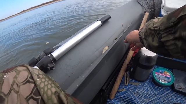 Ловля зимней удочкой с лодки! Как это работает? Рыбалка на Оби в октябре. смотреть онлайн