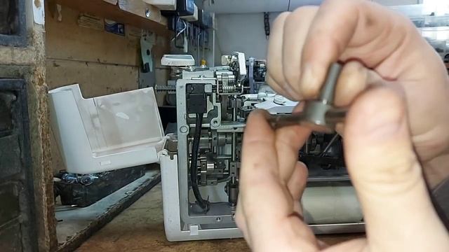 Регулировка петлителей на коверлоке, замена тяги петлителя и направляющей тяги смотреть онлайн