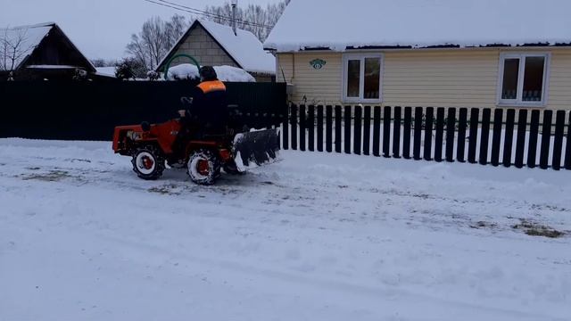МТЗ 132 чистит снег задним отвалом смотреть онлайн