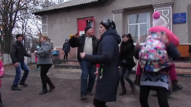 Сельская дискотека. Село отрывается. смотреть онлайн