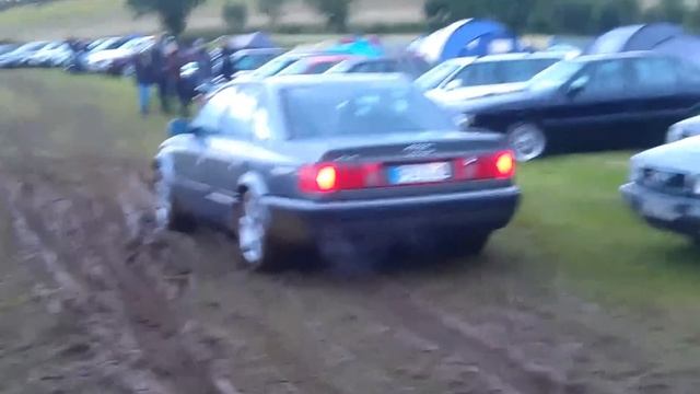 Audi 100 C4/S4 Quattro Pflügt Wiese Um