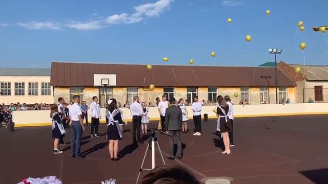 Выпускники на 1 сентября - День знаний смотреть онлайн